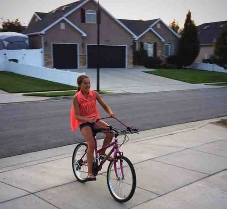 "Moja młodsza siostra przyczepiła skakankę do kierownicy roweru, by 'jeździć jak na koniu'."