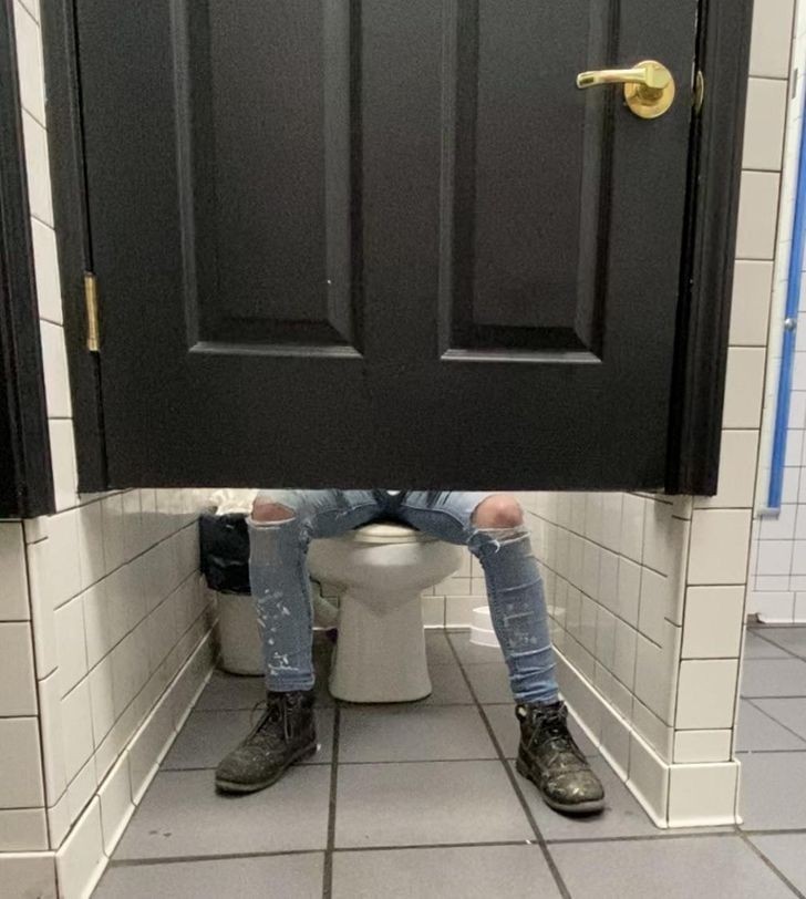 "Drzwi od kabiny w toalecie na stacji paliw"