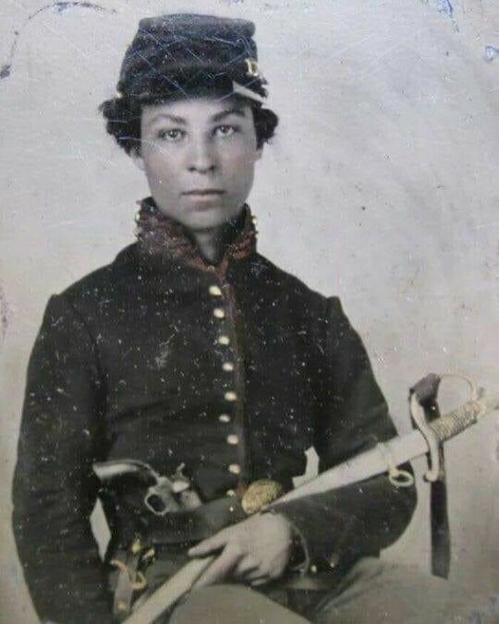 "Zdjęcie czarnoskórej żołnierki Armii Unii podczas wojny secesyjnej. Aby wstąpić do wojska musiała podać się za mężczyznę."