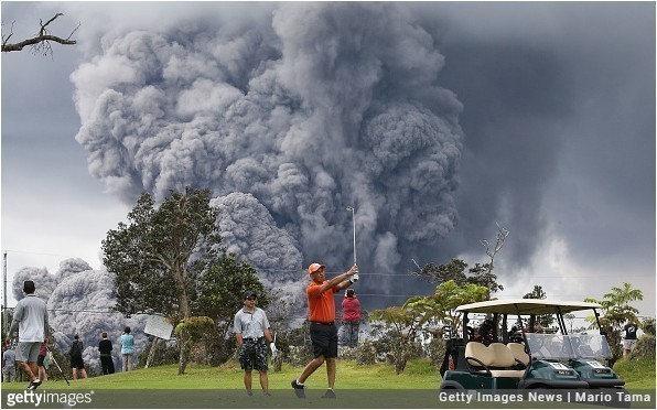 Golfiści ignorujący erupcję wulkanu