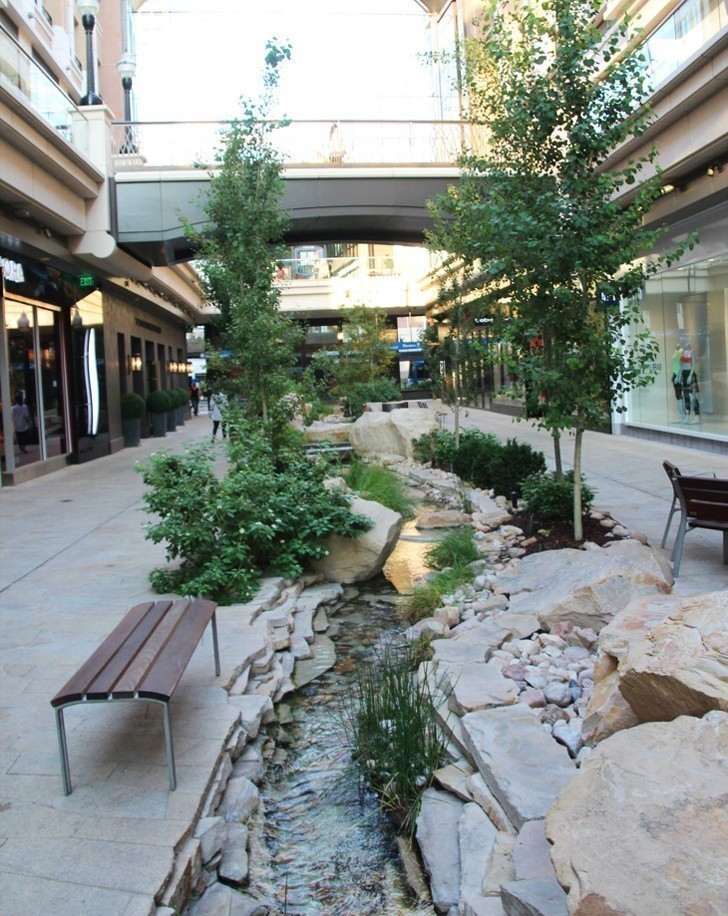 W Salt Lake City znajduje się centrum handlowe, które przecina górski strumyk.