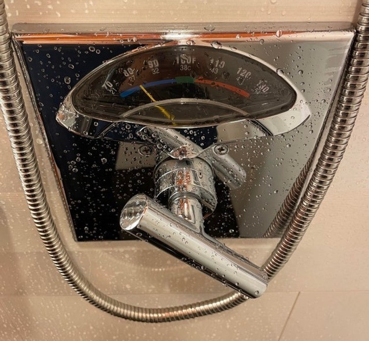 "Mój hotelowy prysznic posiada wbudowany termometr pokazujący temperaturę wody."
