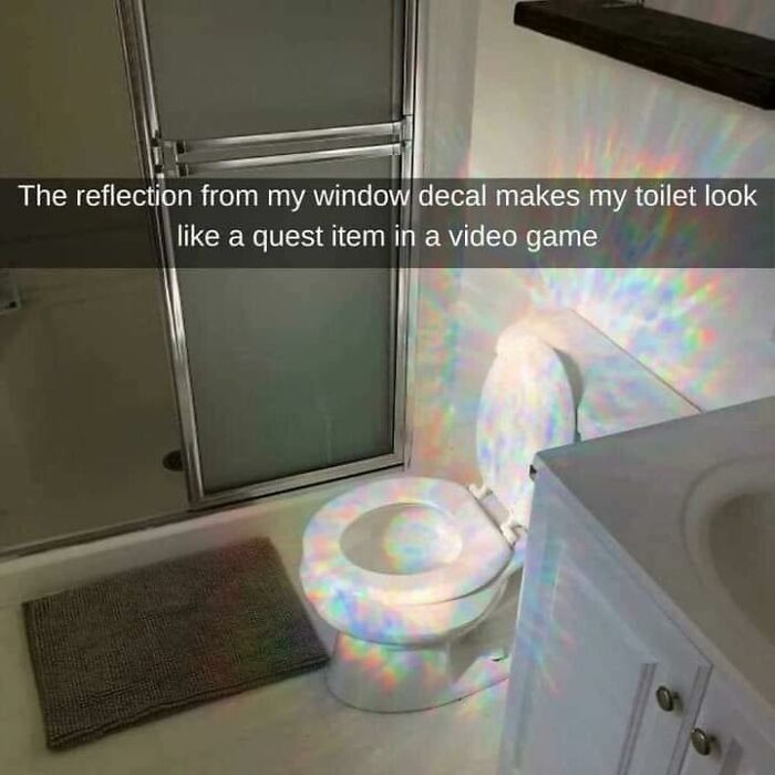 Światło padające przez mój okienny witraż nadaje mojej toalecie wyglądu jakiegoś ważnego przedmiotu w grze wideo.