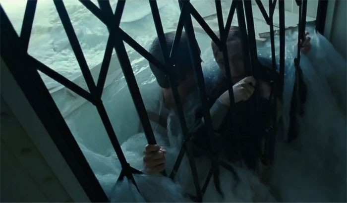 Podczas kręcenia jednej ze scen, płaszcz Winslet zaplątał się w kraty. Aktorka musiała samodzielnie wyswobodzić się, by nie utonąć.
