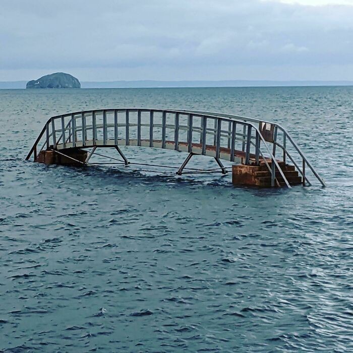 Most donikąd. Podczas odpływu pozwala plażowiczom na przekraczanie strumienia przecinającego plażę.