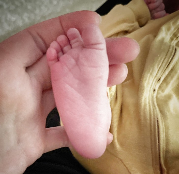 "Uśmiechnęłam się, gdy zobaczyłam stopy mojego nowego wnuka. Odziedziczył palce po rodzinie."