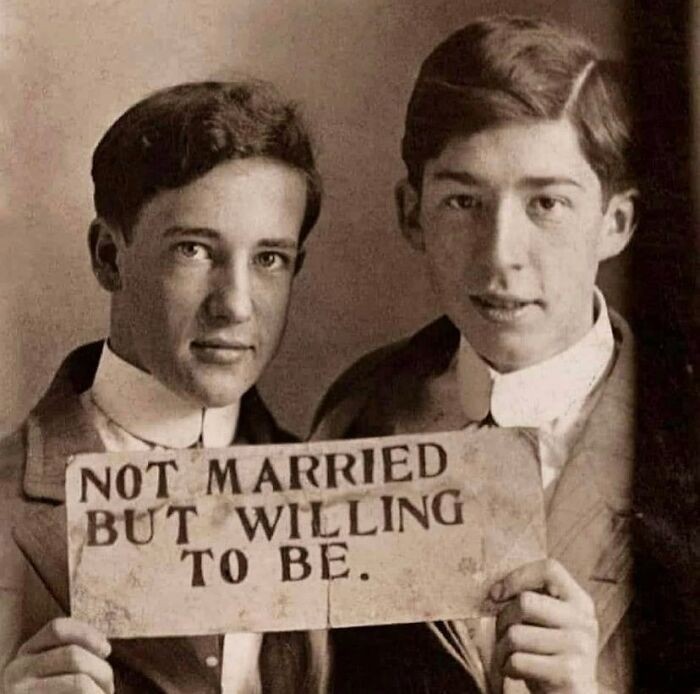 Para młodych mężczyzn deklaruje swoją gotowość do legalnego ślubu, mimo że prawo tego zabrania, 1900