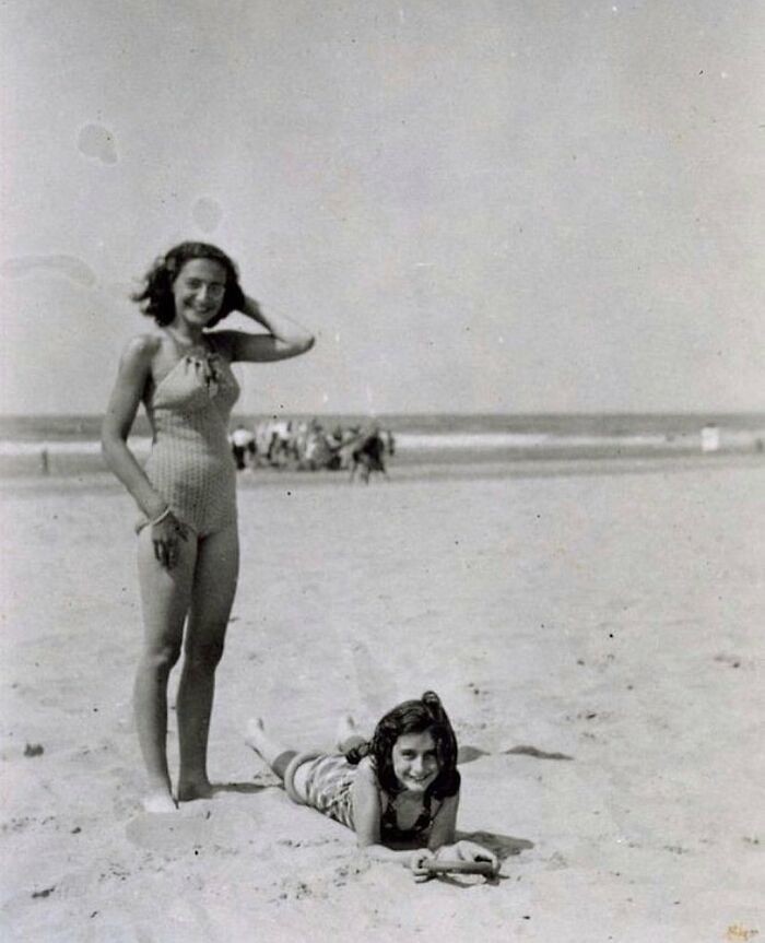 Anne Frank i jej siostra Margot sfotografowane na plaży w latach 40