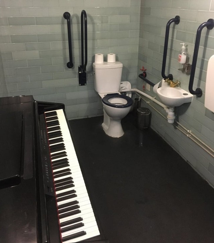 "W łazience tej restauracji znajduje się pianino."