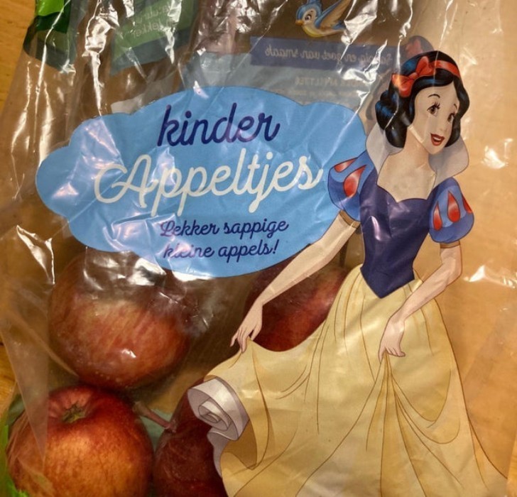 "Opakowanie jabłek z postacią, która została otruta jabłkiem"