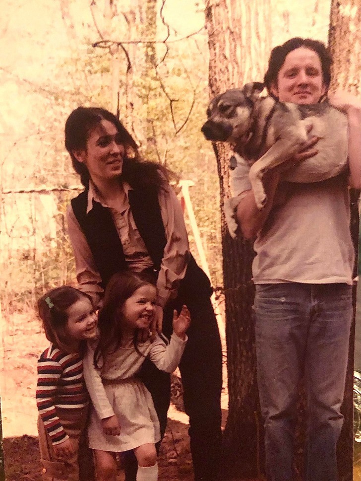 "Zdjęcie moich rodziców, siostry, mnie i naszego psa w 1981 roku. Jestem ciekawa co się tu działo."