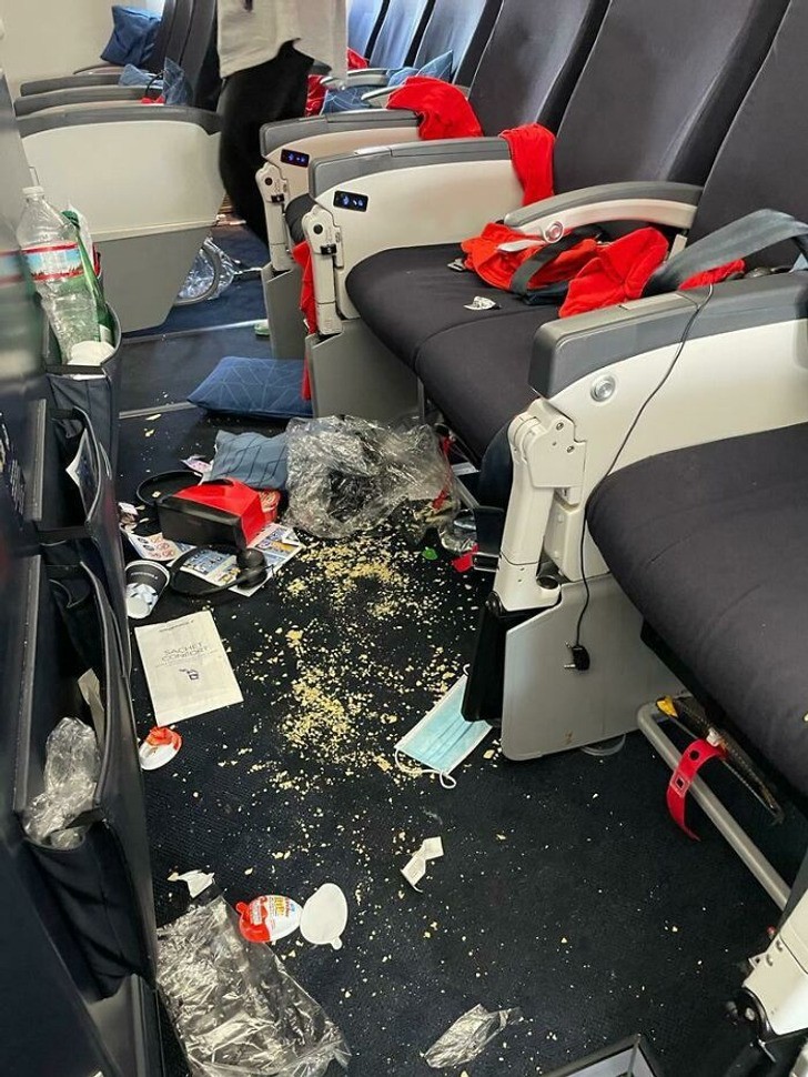 "Wnętrze samolotu po wyjściu pasażerów"