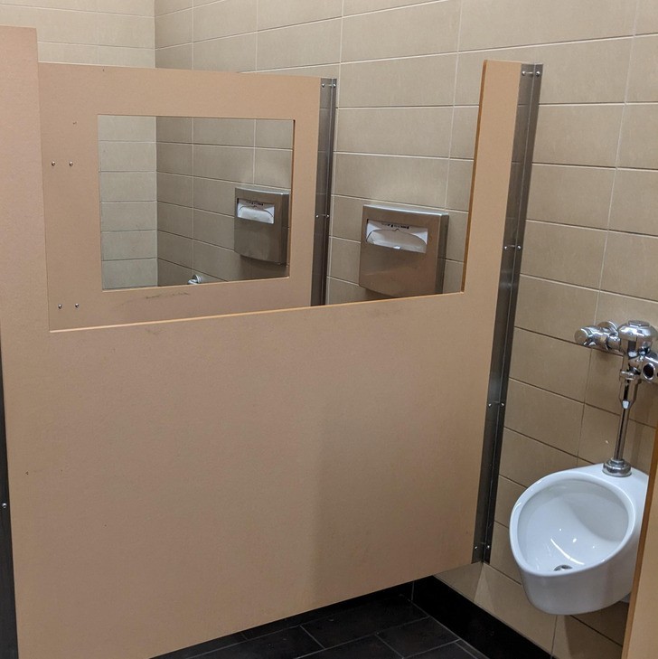 "Publiczna toaleta z widokiem..."