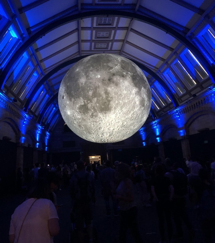 "Replika księżyca w Muzeum Historii Naturalnej"