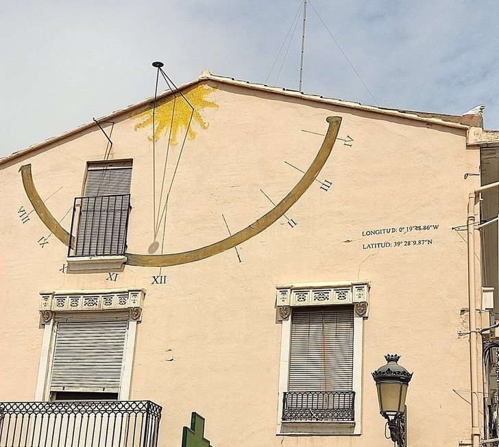 "Zegar słoneczny na ścianie domu"