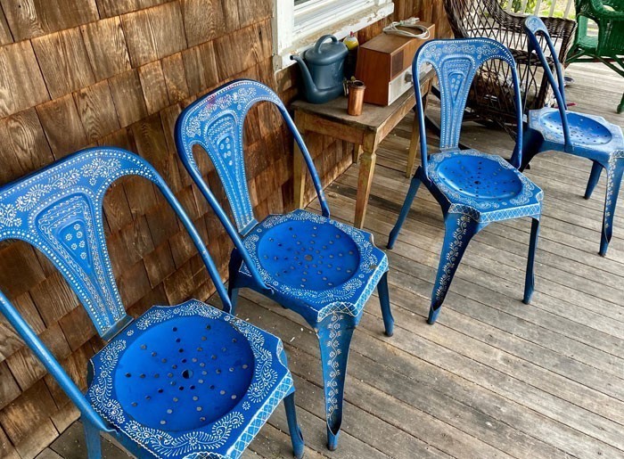 "Brat znalazł te krzesła w śmietniku w Bostonie. Cały zestaw, ręcznie malowany w Indiach"