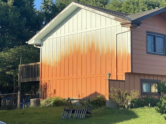"Kilka lat temu, mój sąsiad postanowił pomalować swój dom na pomarańczowo, ale rozmyślił się w trakcie."