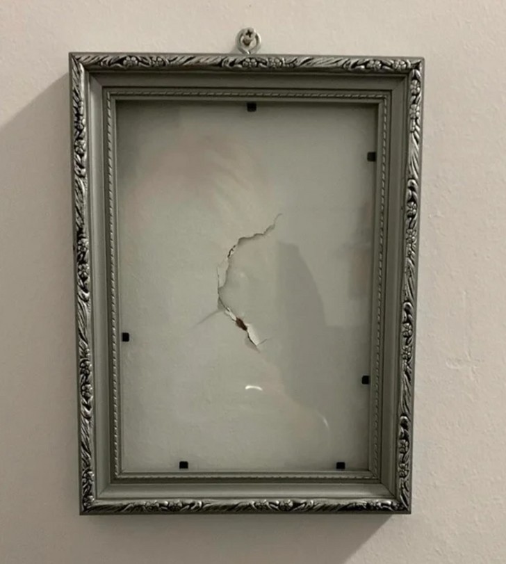 "Mój brat uderzył pięścią w ścianę i zrobił dziurę, a mama postanowiła ją oprawić."