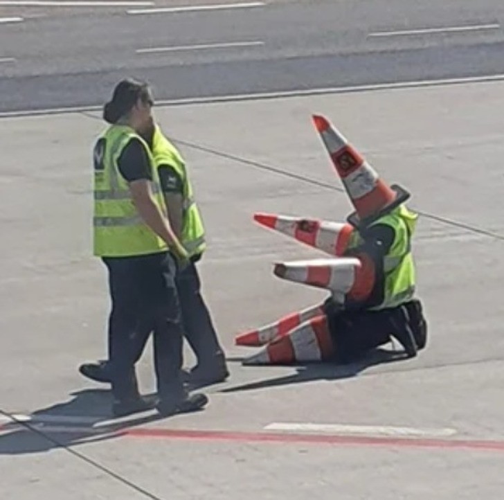 "Pracownicy lotniska w Pradze dobrze się bawią."