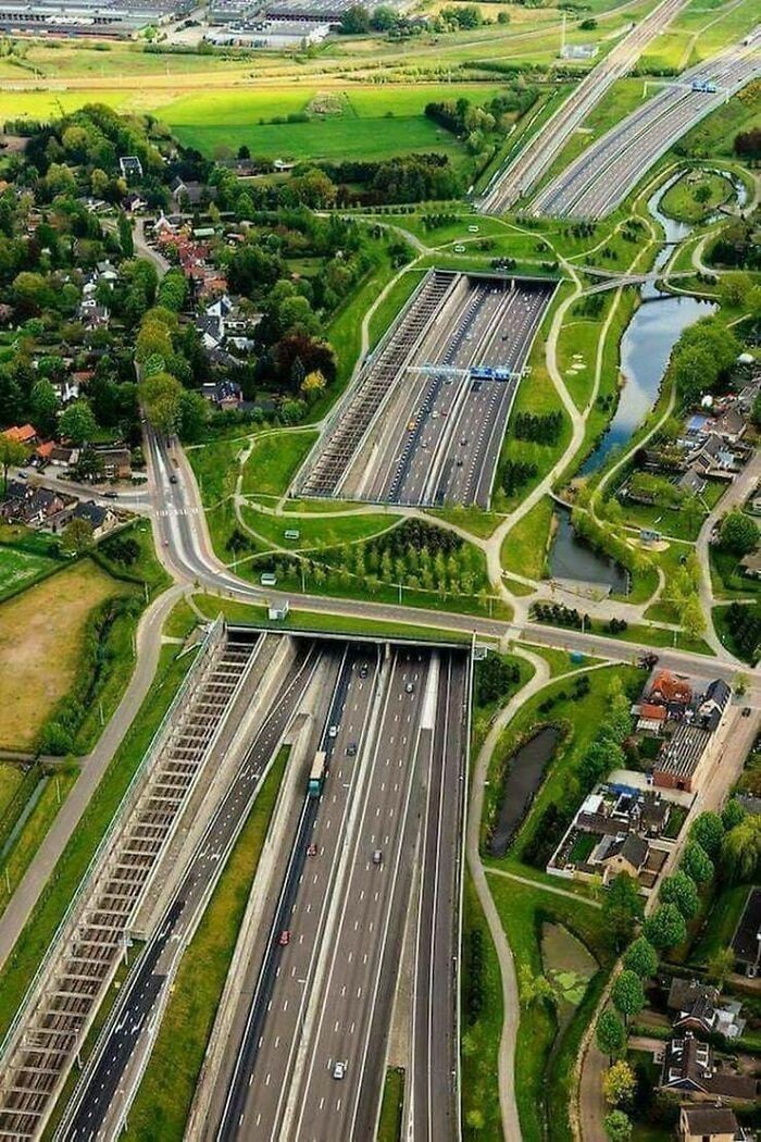 Ekodukty, tory kolejowe, autostrada, drogi, chodniki... Breda, Holandia