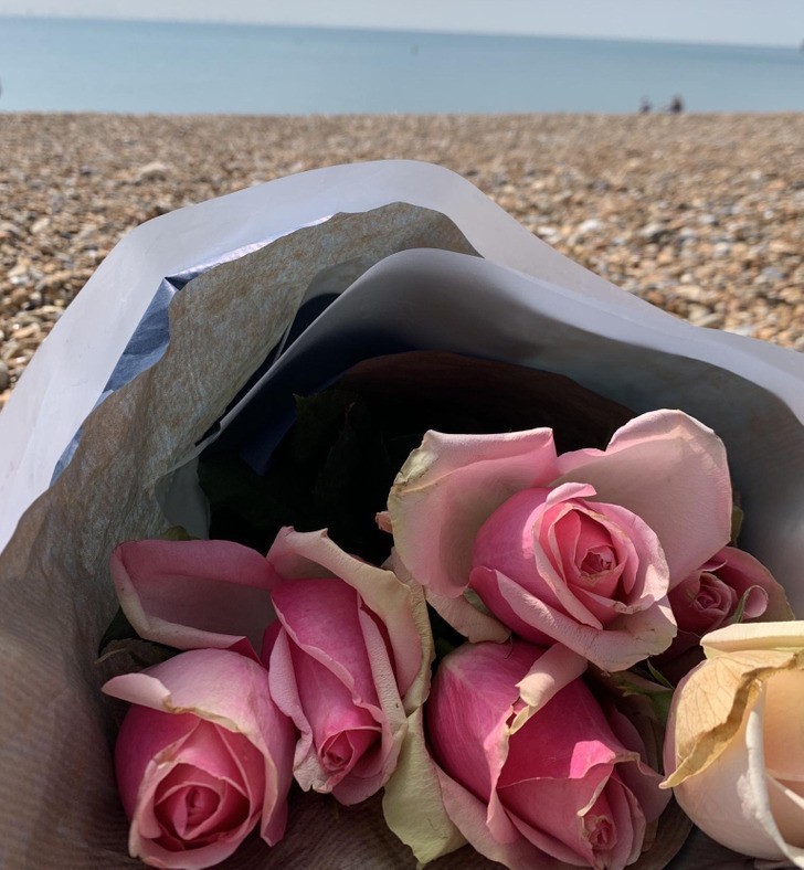"Mam zły dzień, więc rozdaję przechodniom kwiaty w Brighton."