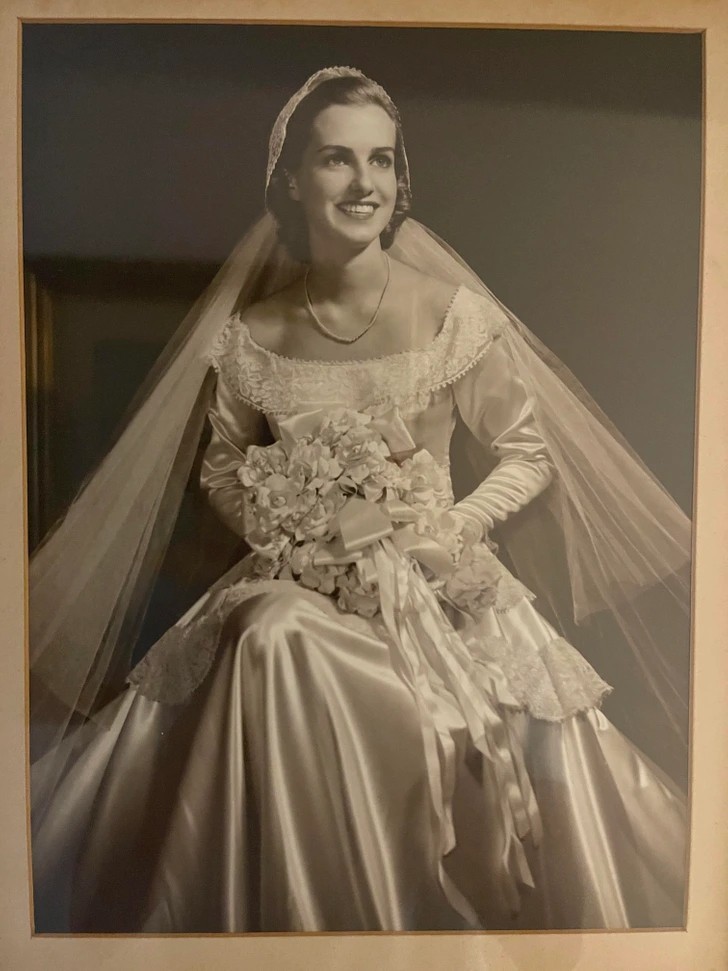 "Moja babcia Hazel w jej jedwabnej sukni ślubnej w 1942 roku"