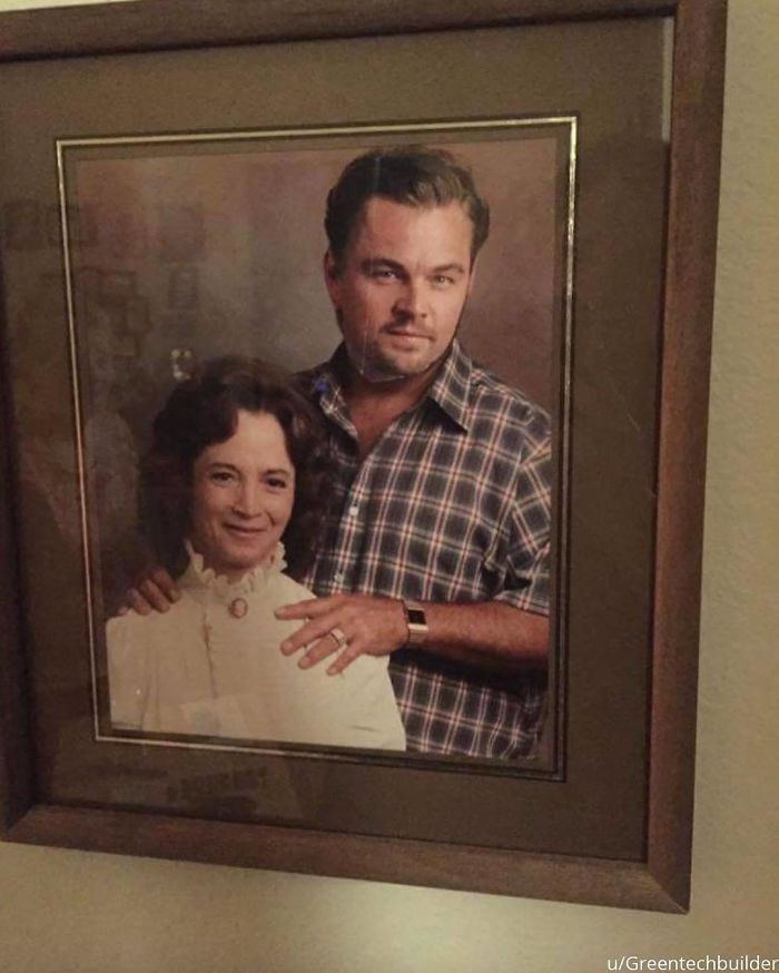 „Dom babci mojej znajomej. Przykleiła wyciętą twarz Leonardo DiCaprio na twarz swojego byłego męża. Seniorska wersja Photoshopa.”