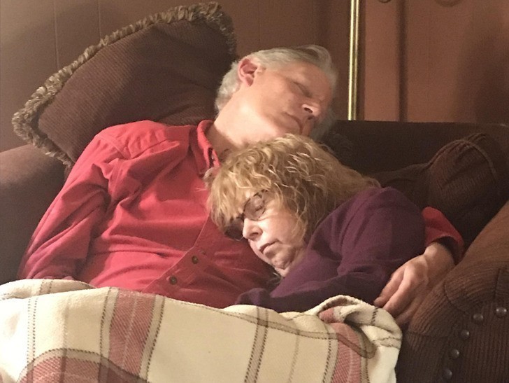 "Rodzice zasnęli podczas oglądania wiadomości."