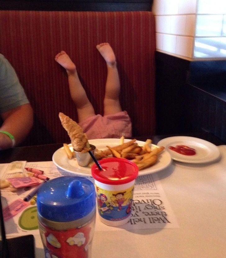 "Moja córka podczas obiadu w restauracji"