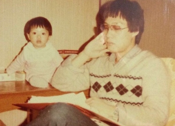 "Mój tata uczący się do egzaminu medycznego i pilnujący mnie w tym samym czasie. 1984"
