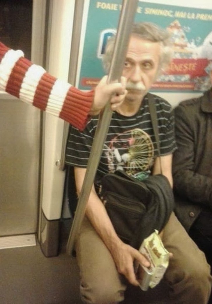 "Zdjęcie mężczyzny przypominającego Alberta Einsteina obok ręki Waldo"