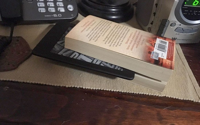 "Mój tata lubi czytać, więc kupiłem mu Kindle na urodziny. Używa go jako zakładki do książek."