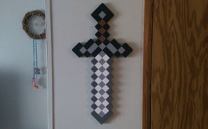 "Babcia myślała, że to krzyż, więc powiesiła go na ścianie. Uznałem, że nie będę jej poprawiał."