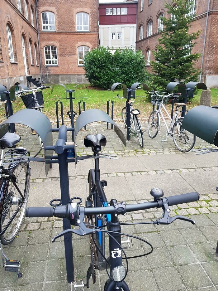 Stojaki rowerowe z osłonami na siodełko, chroniącymi przed deszczem i słońcem
