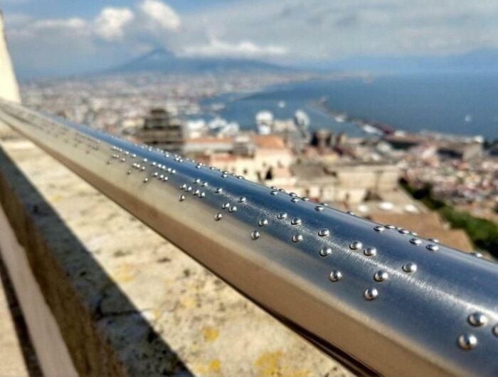 Punkt widokowy z barierką opisującą krajobraz w alfabecie Braille'a