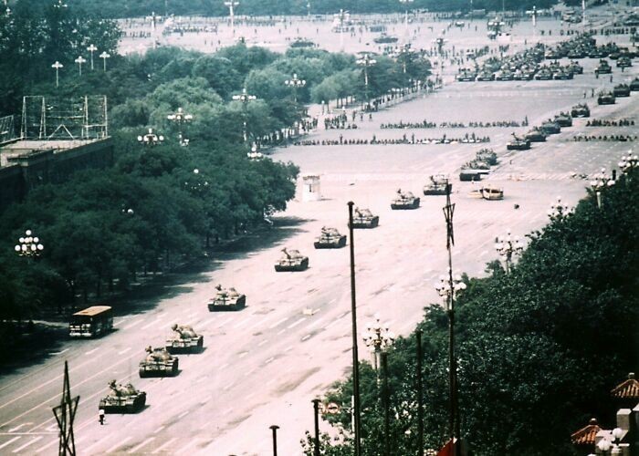Pełne zdjęcie nieznanego buntownika, który stanął na drodze czołgów jadących stłumić protesty na placu Niebiańskiego Spokoju, 1989
