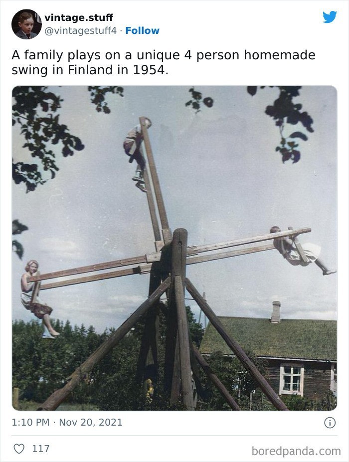 "Rodzina bawiąca się na własnoręcznie wykonanej czteroosobowej huśtawce, Finlandia, 1954"