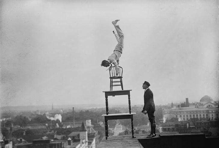 Jammie Reynolds balansujący na krześle na skraju dachu, 1921