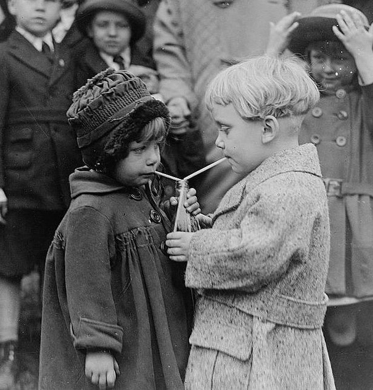 2 dzieci dzieląca się napojem przed Białym Domem, 1922