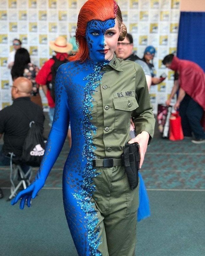 Cosplay Mystique w trakcie przemiany