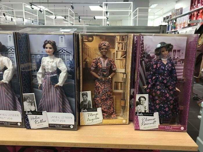 Lalki Barbie Helen Keller, Mai Angelou i Eleanor Roosevelt. Na opakowaniu Helen Keller znajduje się opis w alfabecie Braille'a.