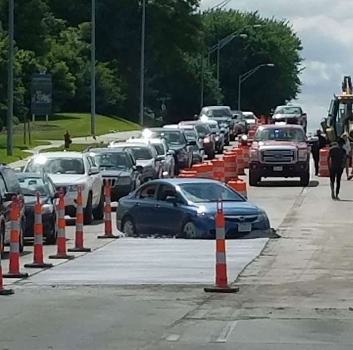 "Kierowca uznał, że mokry cement to świetne miejsce do jazdy."