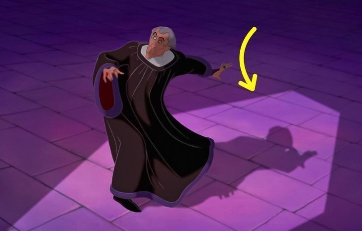 Światło padające na sędziego Frollo przybiera kształt trumny.