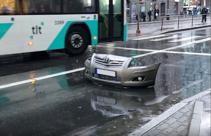 To zdjęcie zderzaka samochodu po wypadku wygląda jakby znajdowało się na nim auto z innego wymiaru.