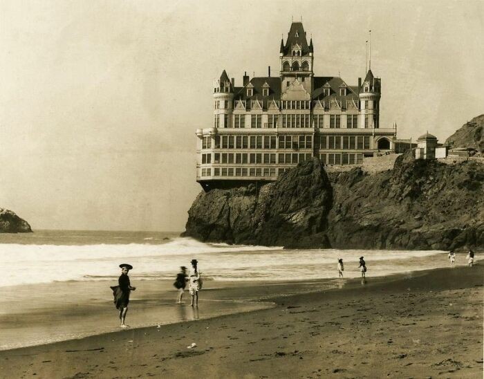 Ikoniczny Cliff House w San Francisco, na krótko przed spłonięciem w pożarze, 1907