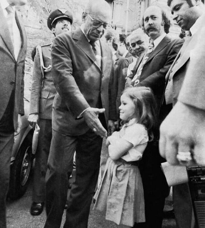 Brazylijska dziewczynka odmawiająca podania dłoni militarnemu dyktatorowi João Figueiredo, 1979