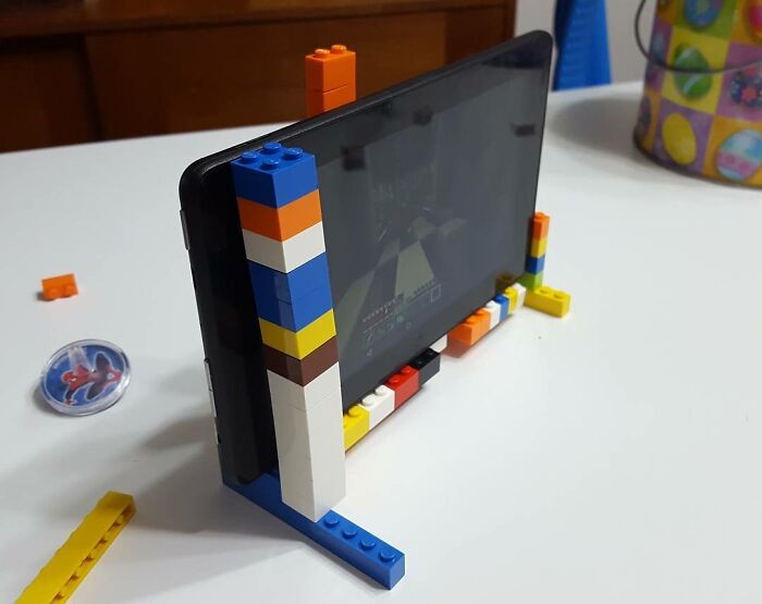 #5 Dziecko, które zbudowało stojak na tablet z klocków LEGO.