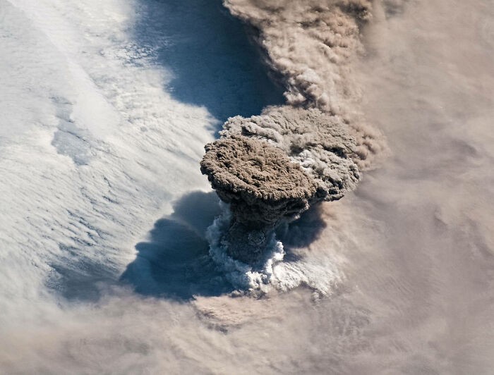 #6 Erupcja wulkanu uchwycona z kosmosu. Zdjęcie przedstawia erupcję wulkanu Raikoke z 22 czerwca 2019 roku, wykonane przez astronautę.