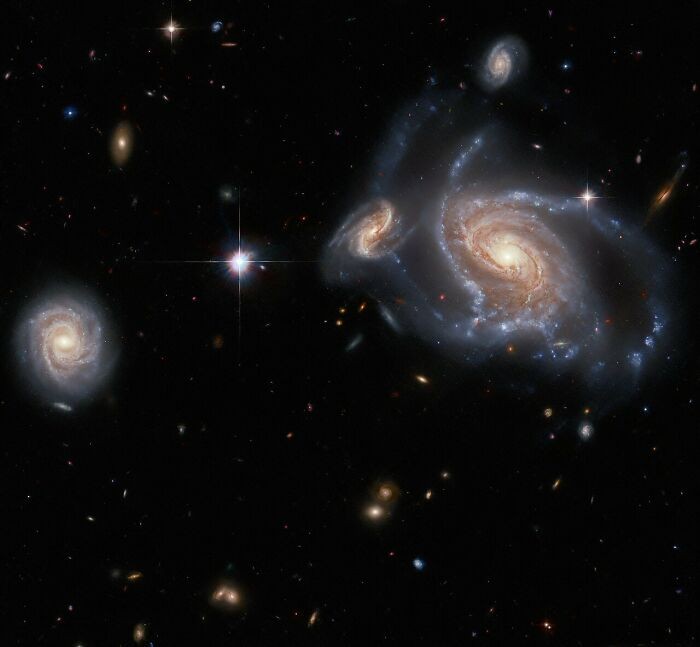 #9 Teleskop Hubble’a obserwuje rozległe galaktyczne sąsiedztwo, 8 stycznia 2024 roku.