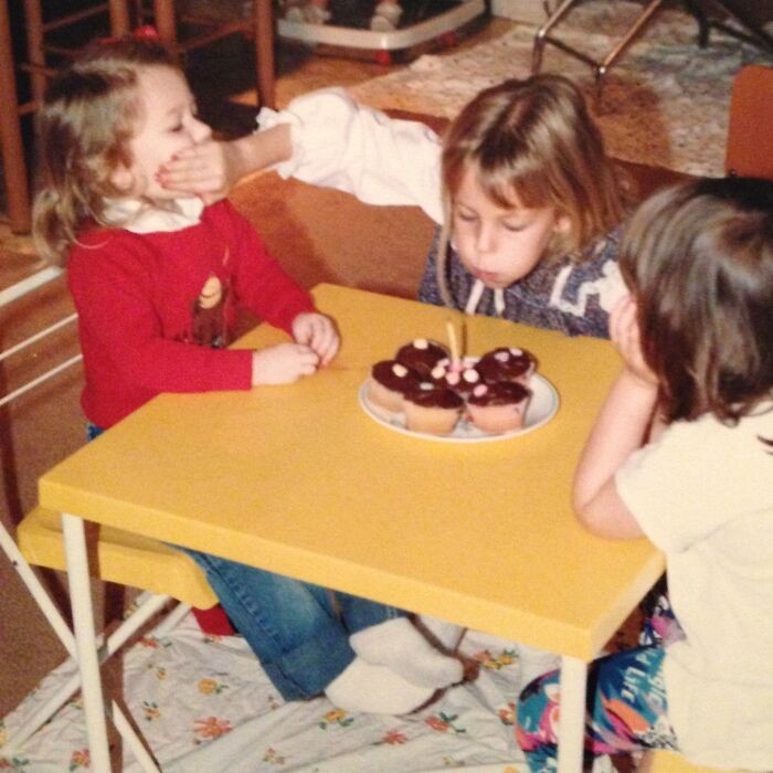 #9 Dokładnie 27 lat temu moja mama zrobiła idealne zdjęcie mnie i mojej siostrze. Niektóre rzeczy nigdy się nie zmieniają